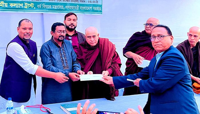 বৌদ্ধ ধর্মীয় কল্যাণ ট্রাস্টের চেক বিতরণ