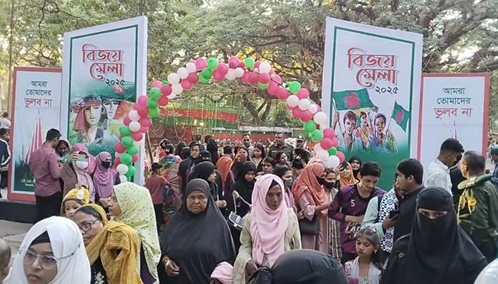 সিআরবিতে জমে উঠেছে বিজয় মেলা