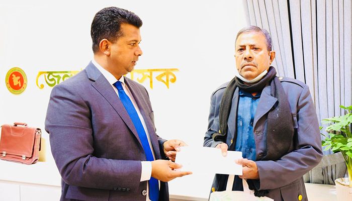 মানবিকতার অনন্য নজির গড়লেন চট্টগ্রামের ডিসি