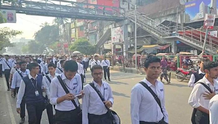সায়েন্সল্যাব মোড় অবরোধ করলেন ঢাকা কলেজের শিক্ষার্থীরা