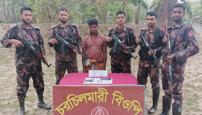 বিদেশি পিস্তল ও গুলিসহ আরিফুল ইসলামকে আটক করেছে বিজিবি। প্রবা ফটো