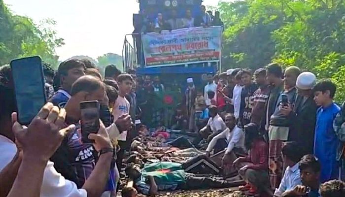 ৭ দফা দাবিতে ট্রেন থামিয়ে অবরোধ