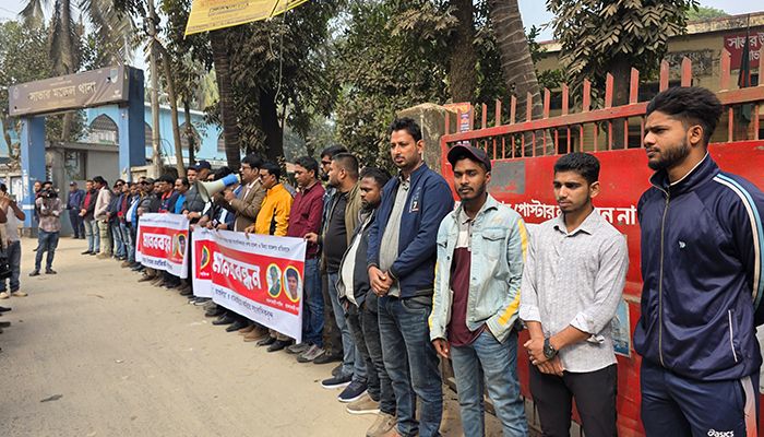 সাংবাদিকদের ওপর হামলা মামলার প্রতিবাদে মানববন্ধন, ৭২ ঘণ্টার আল্টিমেটাম