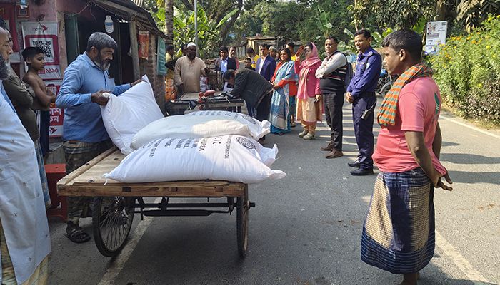 অবৈধ সার বিক্রির দোকানে ভ্রাম্যমাণ আদালতের অভিযান