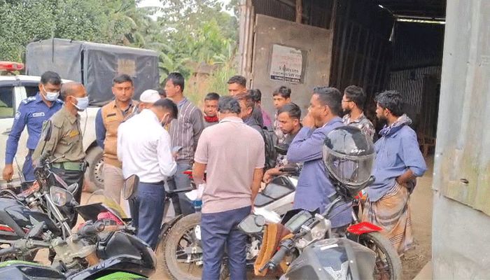 লাইসেন্সবিহীন ফিড কারখানায় ভ্রাম্যমাণ আদালতের অভিযান