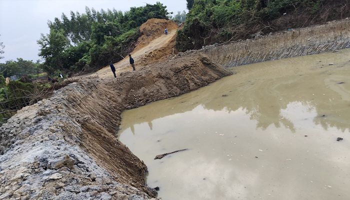 খালের পাড় কেটে ভাটায় মাটি বিক্রি