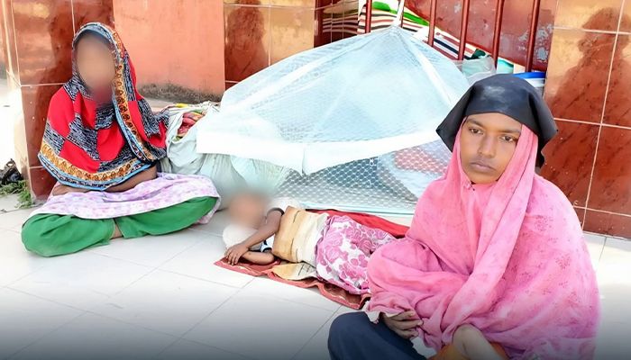 বাস্তুহারা পরিবারটির ঠাঁই এখন শহীদ মিনার