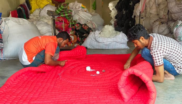 তুলা আর কাপড়ের গল্পে বুনা হোক এক টুকরো উষ্ণতা