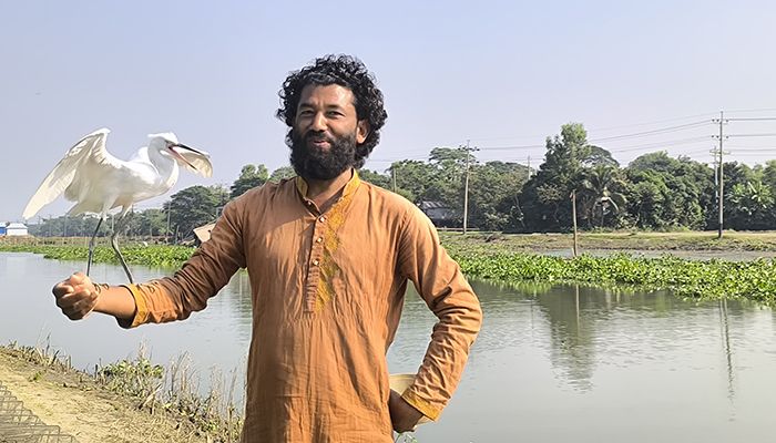 পাখপাখালি নিয়ে তার অদ্ভুত মায়াময় সংসার