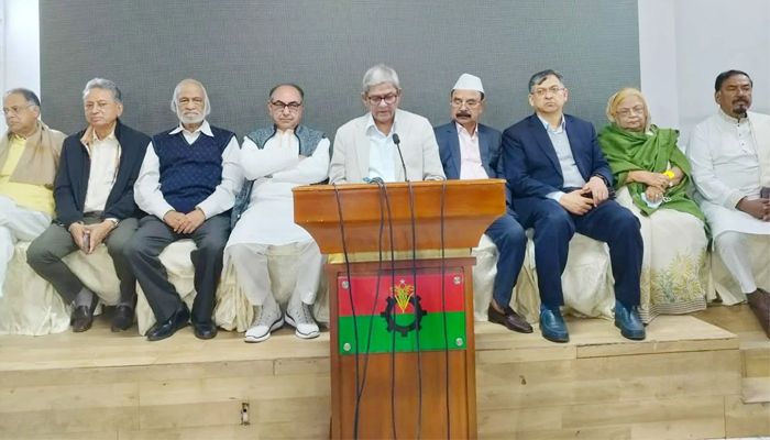 স্থায়ী কমিটির বৈঠক শেষে সংবাদ ব্রিফিংয়ে লিখিত বক্তব্য পাঠ করেন বিএনপি মহাসচিব মির্জা ফখরুল ইসলাম আলমগীর। ছবি: সংগৃহীত