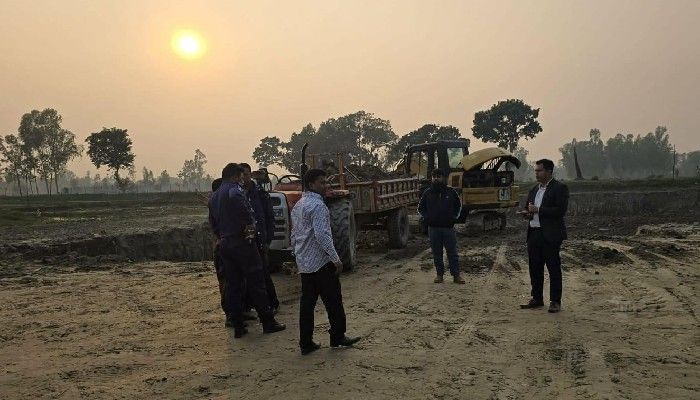 মিঠাপুকুরে অবৈধভাবে মাটি কাটার অভিযোগে লাখ টাকা জরিমানা
