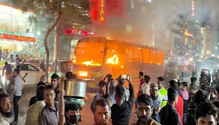 আবারও বাড্ডায় বাসে আগুন
