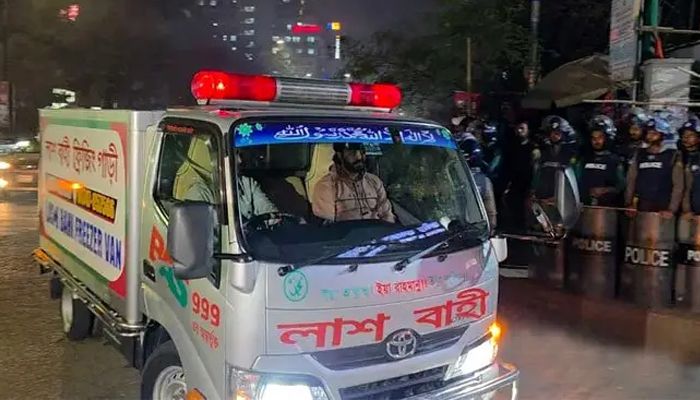 শহীদ শরিফ ওসমান হাদির মরদেহ বহনকারী অ্যাম্বুলেন্স। ছবি: সংগৃহীত