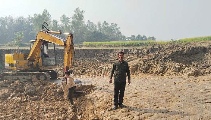 পুকুর সংস্কারের নামে মাটি বিক্রি, নীরব প্রশাসন 