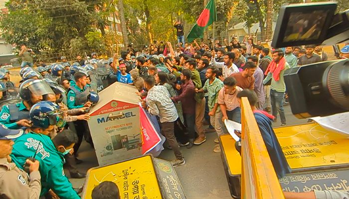 খুলনায় ব্যারিকেড ভেঙে বিক্ষোভ, রাজশাহীতে অবস্থান কর্মসূচি