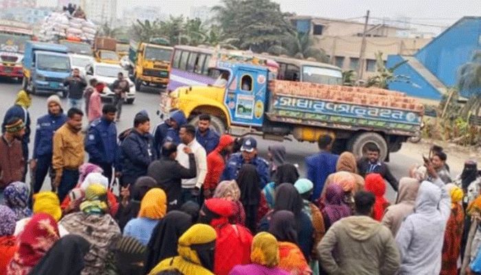 শ্রমিক ছাঁটাইয়ের প্রতিবাদে ঢাকা-চট্টগ্রাম মহাসড়ক অবরোধ