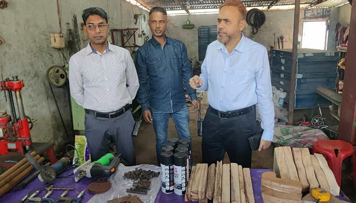 ওয়ার্কশপে অবৈধ আগ্নেয়াস্ত্র তৈরি, পিস্তলসহ সরঞ্জাম উদ্ধার