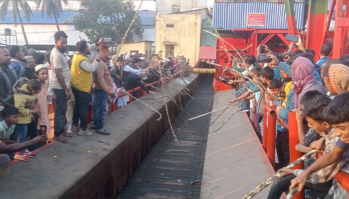 সুগার মিলে আখ মাড়াই মৌসুমের উদ্বোধন