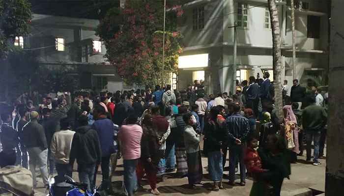 ভুল চিকিৎসায় রোগী মৃত্যুর অভিযোগে হাসপাতাল ভাঙচুর