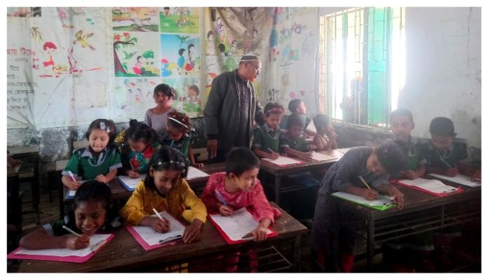 শিক্ষকদের কর্মবিরতিতে পরীক্ষার হলের দায়িত্বে দপ্তরী ও সাবেক ছাত্ররা 