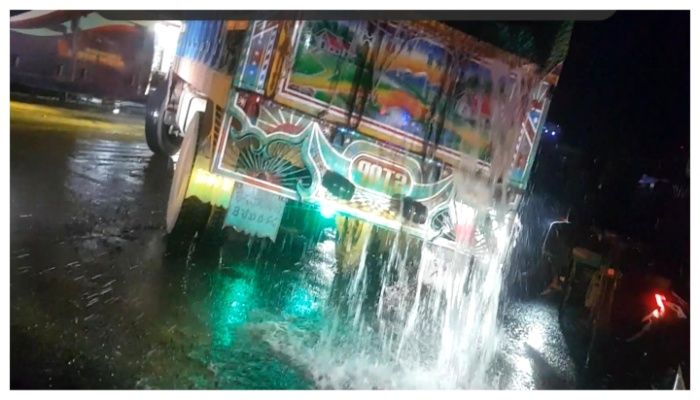 মাছবাহী ট্রাকের পিচ্ছিল পানিতে নষ্ট হচ্ছে সড়ক, ঘটছে দুর্ঘটনা