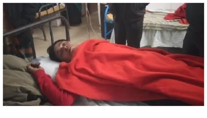 সার না পেয়ে কৃষি কর্মকর্তার ‘দাঁত ভাঙল’ কৃষক  