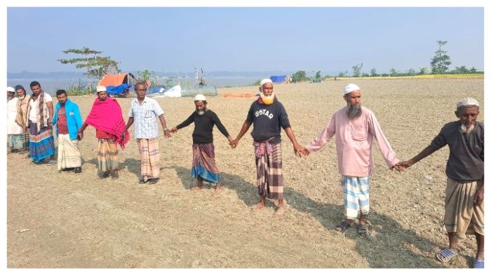 পটুয়াখালীর সদর উপজেলার ছোটবিঘাইতে জমি দখলের অভিযোগে স্থানীয় মুসলিম ও খ্রিস্টানরা জমির পাশে দাড়িয়ে অন্যায়ের প্রতিবাদে একত্বতা প্রকাশ করছে।  