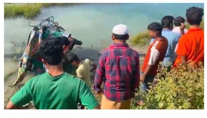 মিনিট্রাক-অটোরিকশা মুখোমুখি সংঘর্ষে চালকসহ নিহত ২