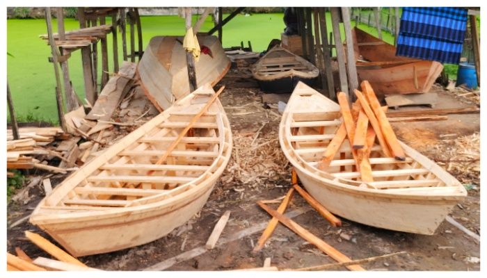 হারিয়ে যাচ্ছে চুনাখালীর নৌকা তৈরির ঐতিহ্য