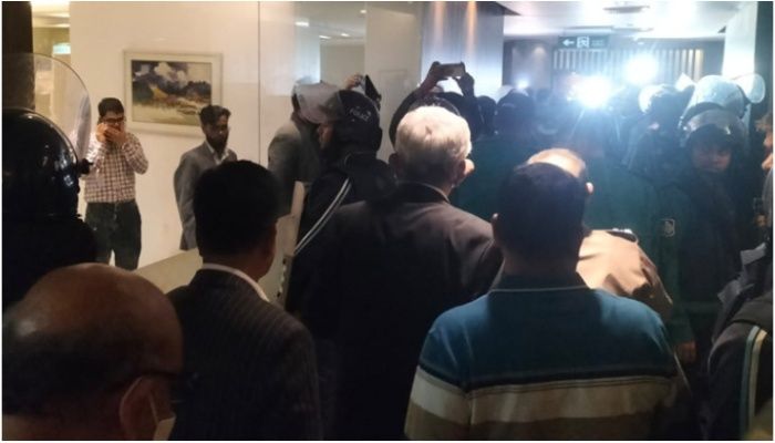 ৬ ঘণ্টা অবরুদ্ধ থাকার পর সচিবালয় ছাড়লেন অর্থ উপদেষ্টা