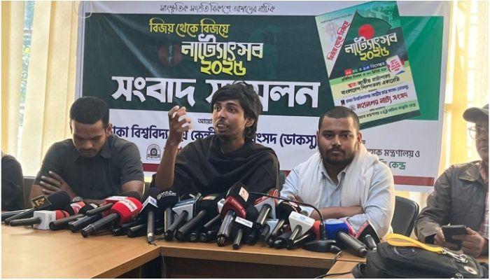 বুধবার ডাকসুর সভাকক্ষে আয়েজিত সংবাদ সম্মেলনে নাট্যোৎসবের ঘোষণা দেন ডাকসুর সাহিত্য ও সাংস্কৃতিক সম্পাদক মুসাদ্দিক আলী ইবনে মোহাম্মদ। প্রবা ফটো 