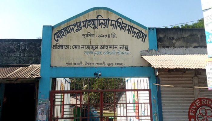 প্রকাশ্যে ছাত্রীকে তুলে নেয়ার চেষ্টা, বাঁধা দেওয়ায় মাদ্রাসা সুপারকে মারধর