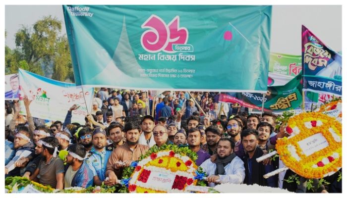 জাতীয় স্মৃতিসৌধে ড্যাফোডিল ইন্টারন্যাশনাল ইউনিভার্সিটি’র শ্রদ্ধা নিবেদন