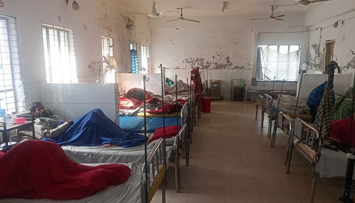 প্রচণ্ড শীতে জনজীবন বিপর্যস্ত হাসপাতালে বাড়ছে রোগী