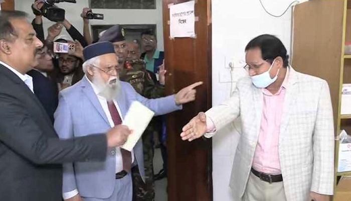 আলোচিত সেই চিকিৎসক ডিসি বর্মণ পূর্বের পদে বহাল