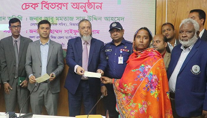 দুর্ঘটনায় নিহত ও আহতদের পরিবারকে আর্থিক সহায়তা