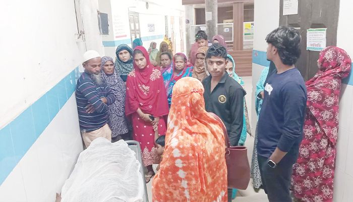 বালুবাহী ‘লাটাই’ উল্টে প্রাণ গেল চালকের, আহত ২