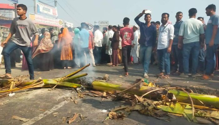 শ্রমিক ছাঁটাই বন্ধসহ বকেয়া বেতনের দাবিতে সড়ক অবরোধ
