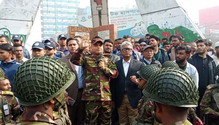 পোশাক শ্রমিকদের সড়ক অবরোধ, বিক্ষোভ