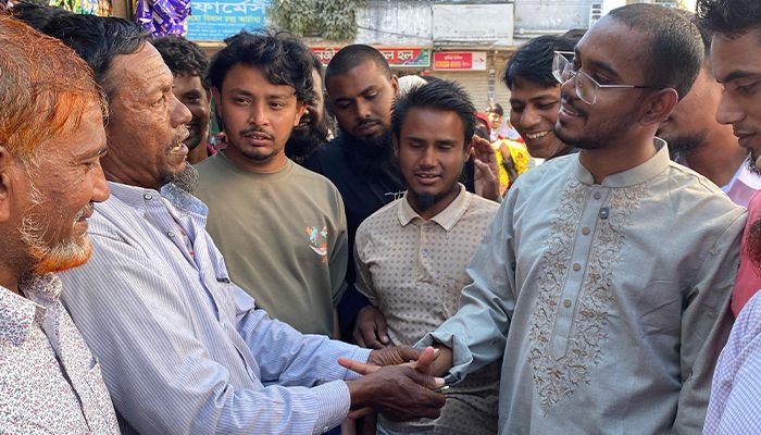 নির্বাচনী সহায়তায় ধান বিক্রির টাকা দিলেন কৃষক