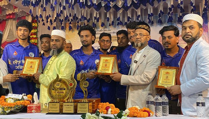 সিআইপি সম্মাননায় তিন সহোদরকে সংবর্ধনা