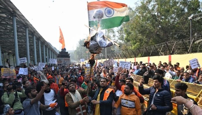 নয়াদিল্লিতে বাংলাদেশ হাই কমিশনের সামনে মঙ্গলবার হিন্দুত্ববাদী সংগঠনের বিক্ষোভ ও কুশপুত্তলিকা দাহ করে। ছবি: এএনআই
