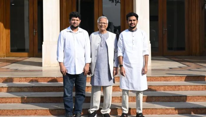 প্রধান উপদেষ্টা ড. মুহাম্মদ ইউনূসের সঙ্গে মাহফুজ আলম ও আসিফ মাহমুদ সজীব ভূঁইয়া। ছবি: আসিফ মাহমুদের ফেসবুক পেইজ থেকে