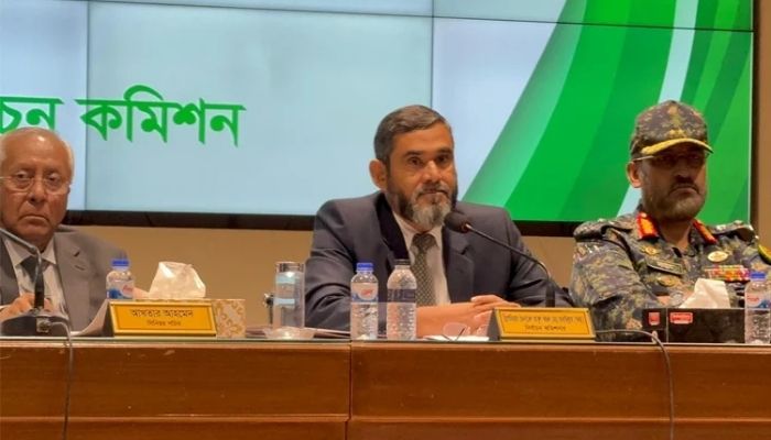 নির্বাচনের পরিবেশ ব্যাহতকারীদের প্রতি ‘মানবিক হওয়ার দরকার নেই’: ইসি সানাউল্লাহ