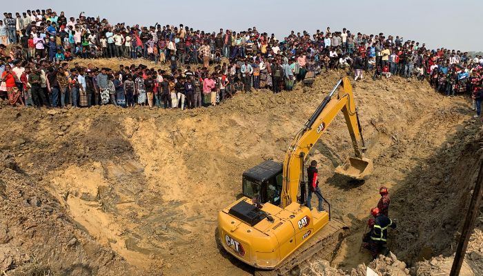 রাজশাহীর গর্তে পড়া শিশুটিকে মৃত ঘোষণা 