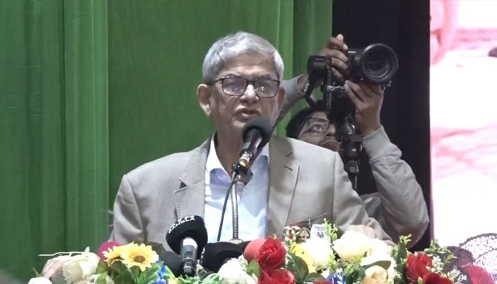 সোমবার ঢাকায় বিএনপি আয়োজিত আলোচনা সভায় বক্তৃতা করছেন দলটির মহাসচিব মির্জা ফখরুল ইসলাম আলমগীর। ছবি : সংগৃহীত