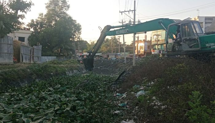 বিএনপি নেতা সালাহউদ্দিন আহমদের উদ্যোগে খাল খনন