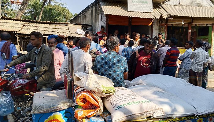 ডিলারের সার পেতে মরিয়া কৃষক, ফিরছেন খালি হাতেও