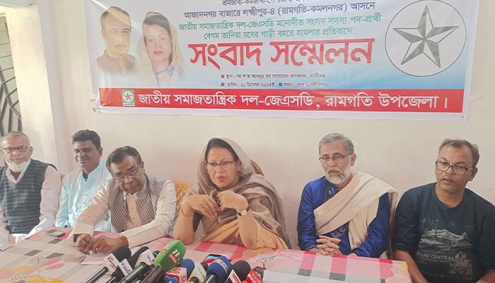 রামগতিতে আসম রবের পত্নী জেএসডি প্রার্থীর গাড়ীবহরে হামলা,আহত ২০
