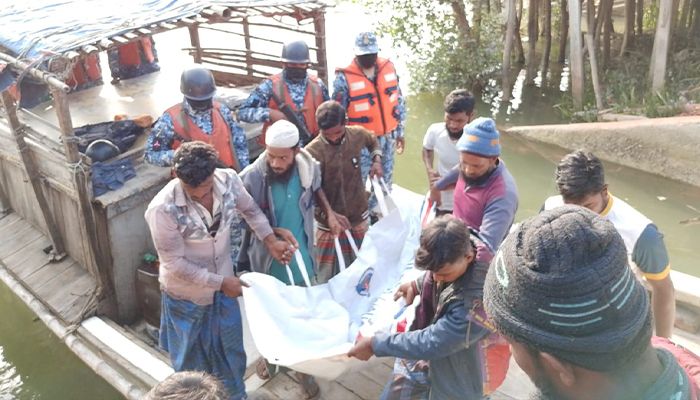 বঙ্গোপসাগরে ট্রলারডুবিতে মারা গেল বাবা ও ছেলের